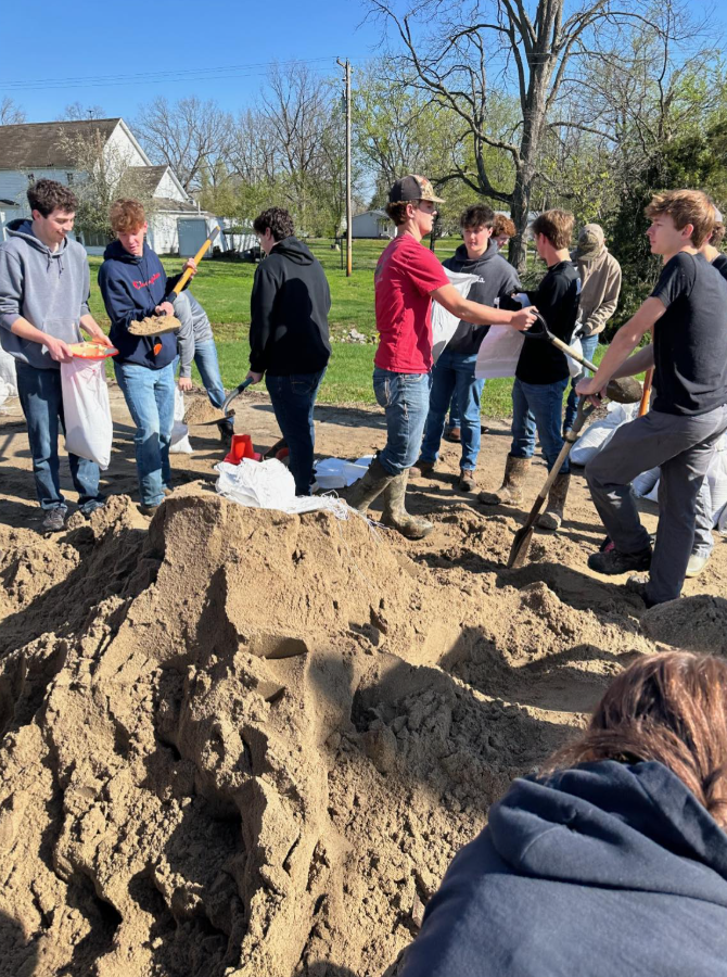 GCHS students help with flood preparation